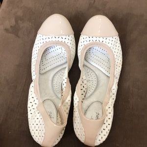 Cream/Tan Colored Sandals